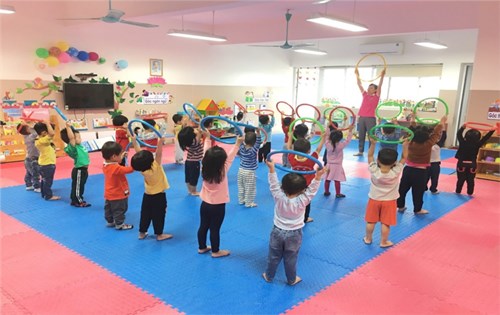 Các bé lớp MGB C5 với giờ học thể dục 
“bật xa 25cm”
